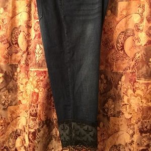 Cropped jeans with lace and sequins